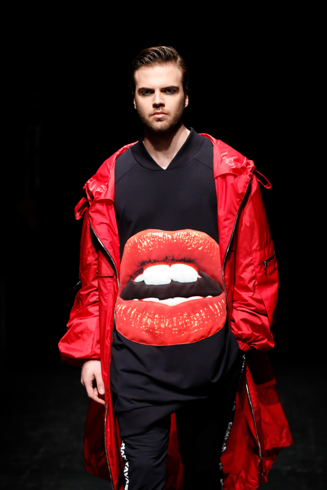 İLHAMINI GEÇMİŞTEN ALIYOR