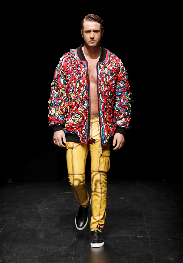 İLHAMINI GEÇMİŞTEN ALIYOR