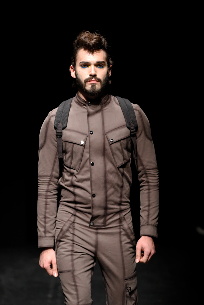 İLHAMINI GEÇMİŞTEN ALIYOR