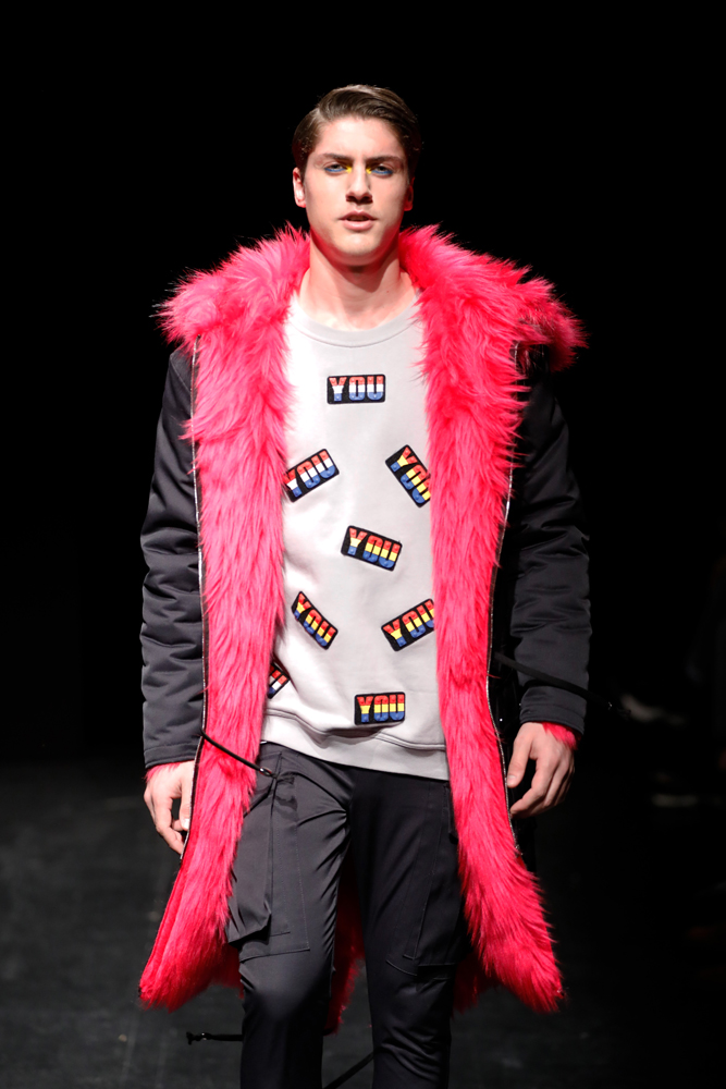 İLHAMINI GEÇMİŞTEN ALIYOR