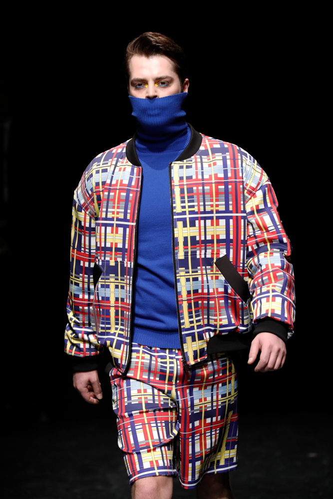 İLHAMINI GEÇMİŞTEN ALIYOR