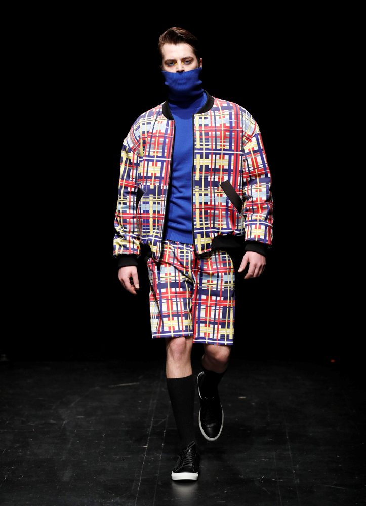 İLHAMINI GEÇMİŞTEN ALIYOR