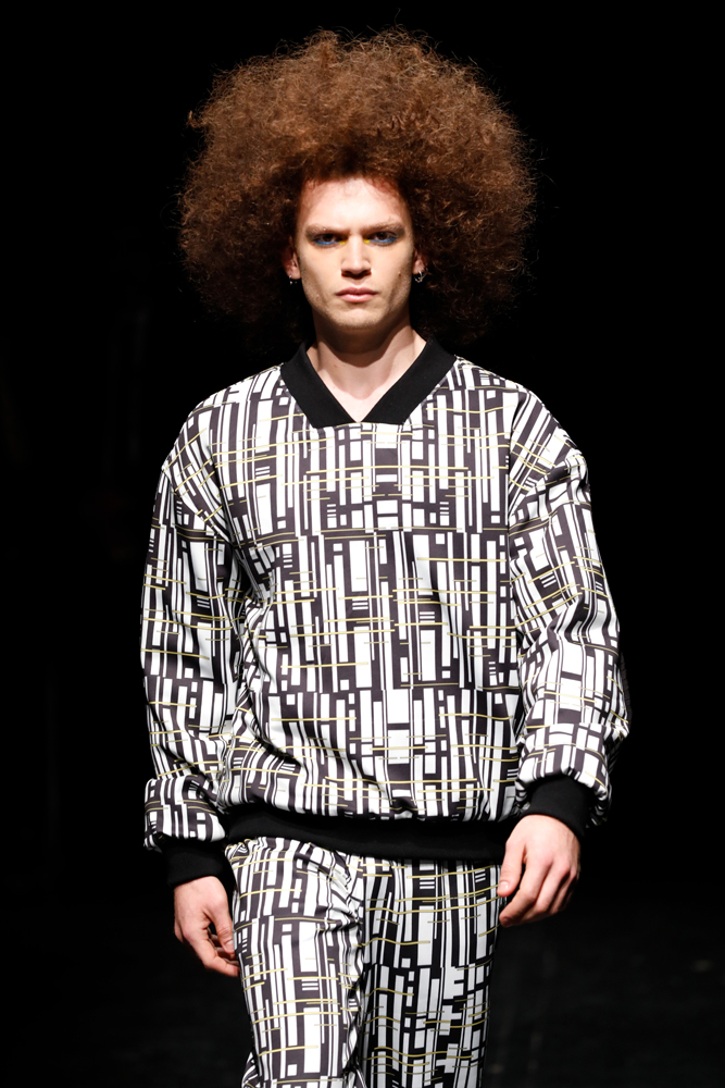 İLHAMINI GEÇMİŞTEN ALIYOR