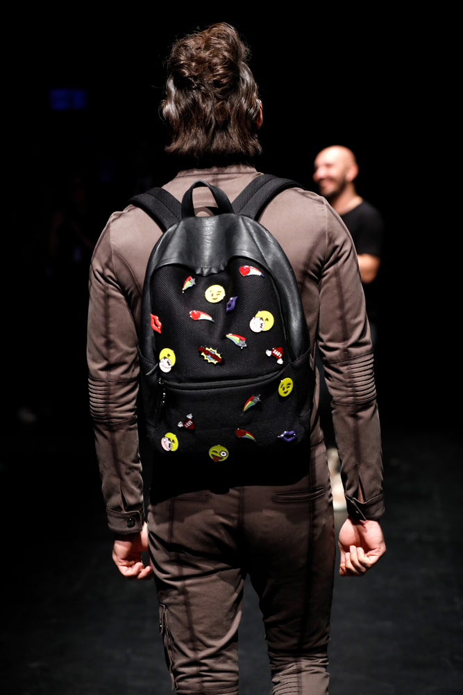 İLHAMINI GEÇMİŞTEN ALIYOR