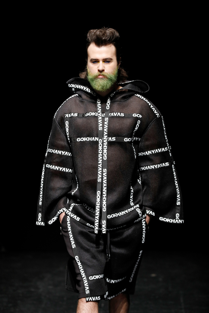 İLHAMINI GEÇMİŞTEN ALIYOR