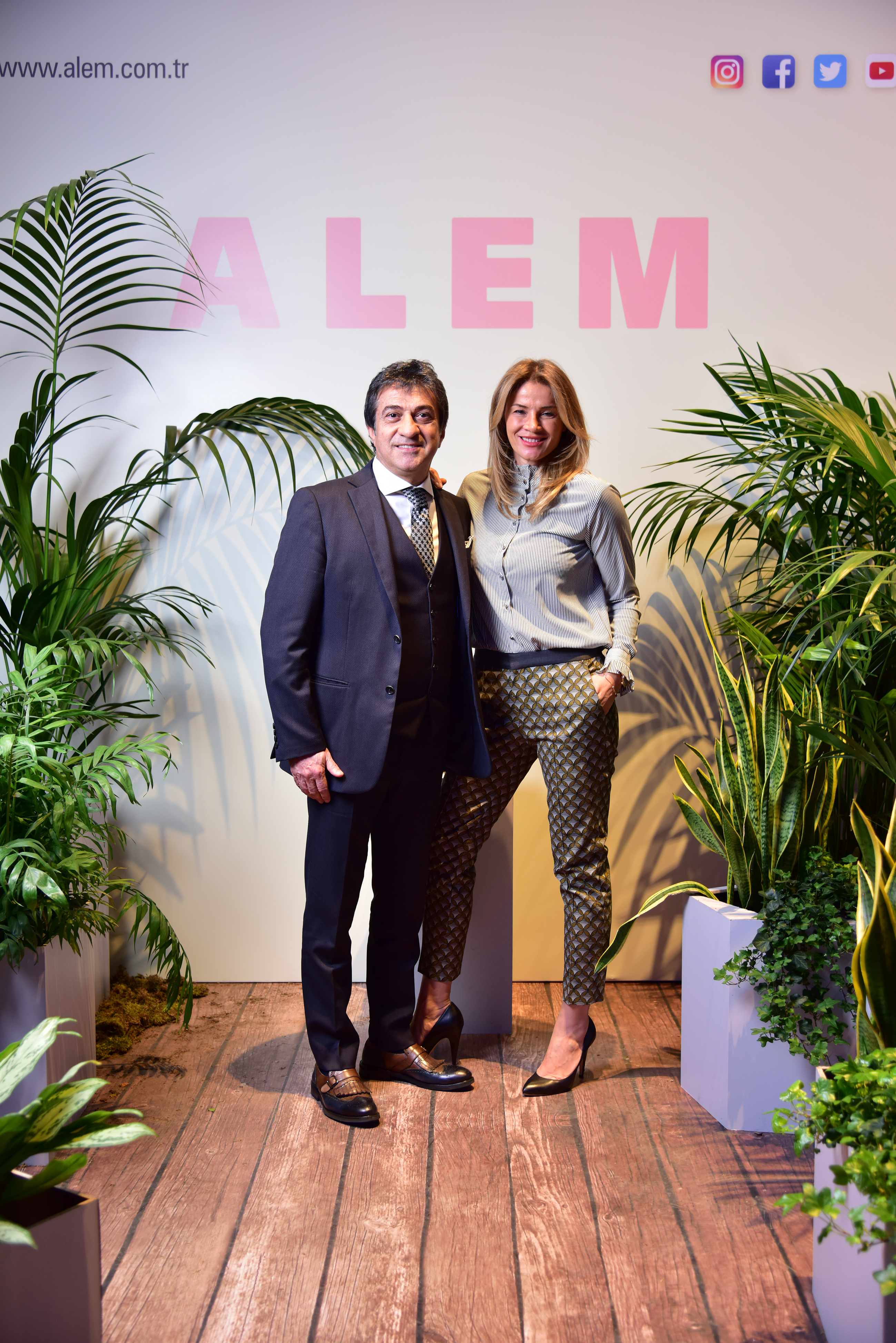 DEFİLE İZLEMEYE GELDİLER