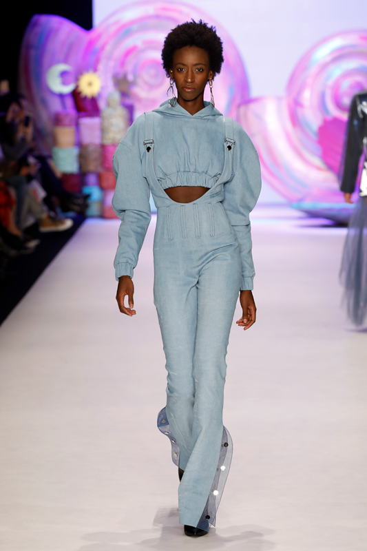 ASİ KIZLAR PODYUMDA