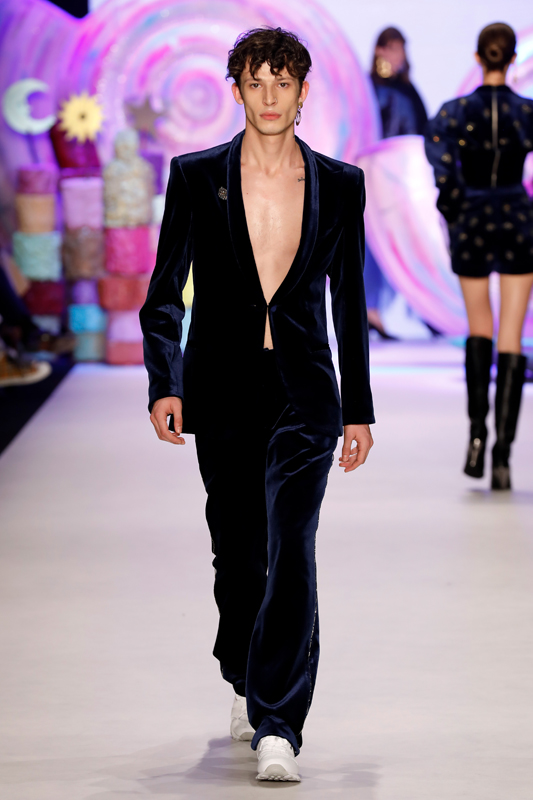 ASİ KIZLAR PODYUMDA