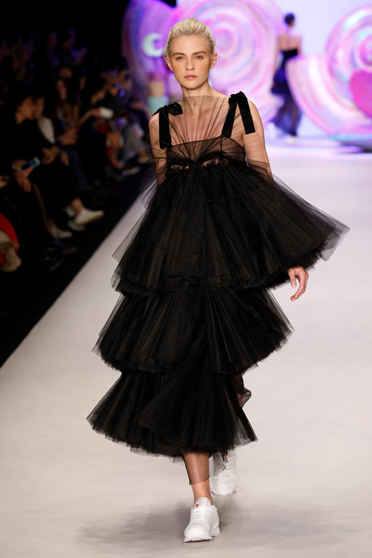 ASİ KIZLAR PODYUMDA