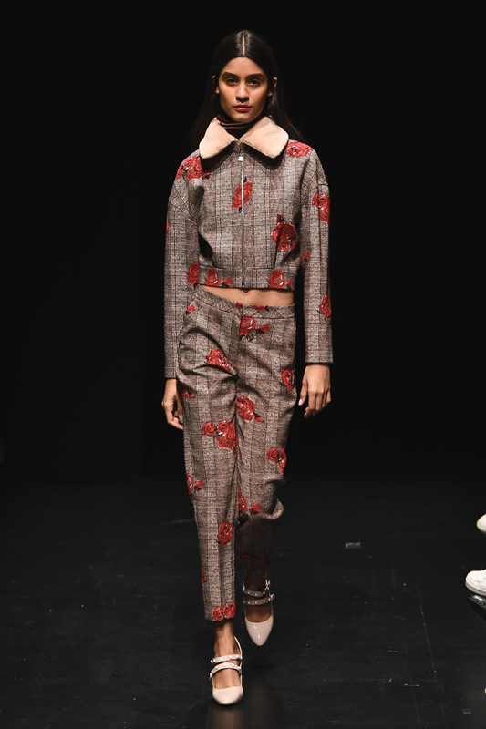 CESARETİNİ FEMİNENLİKTEN ALIYOR