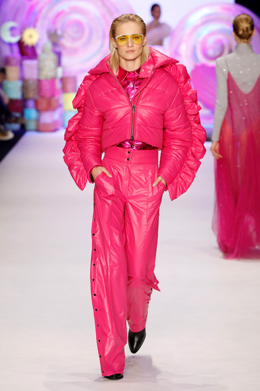 ASİ KIZLAR PODYUMDA