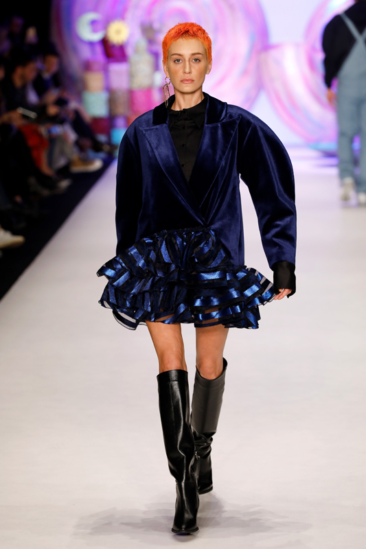 ASİ KIZLAR PODYUMDA