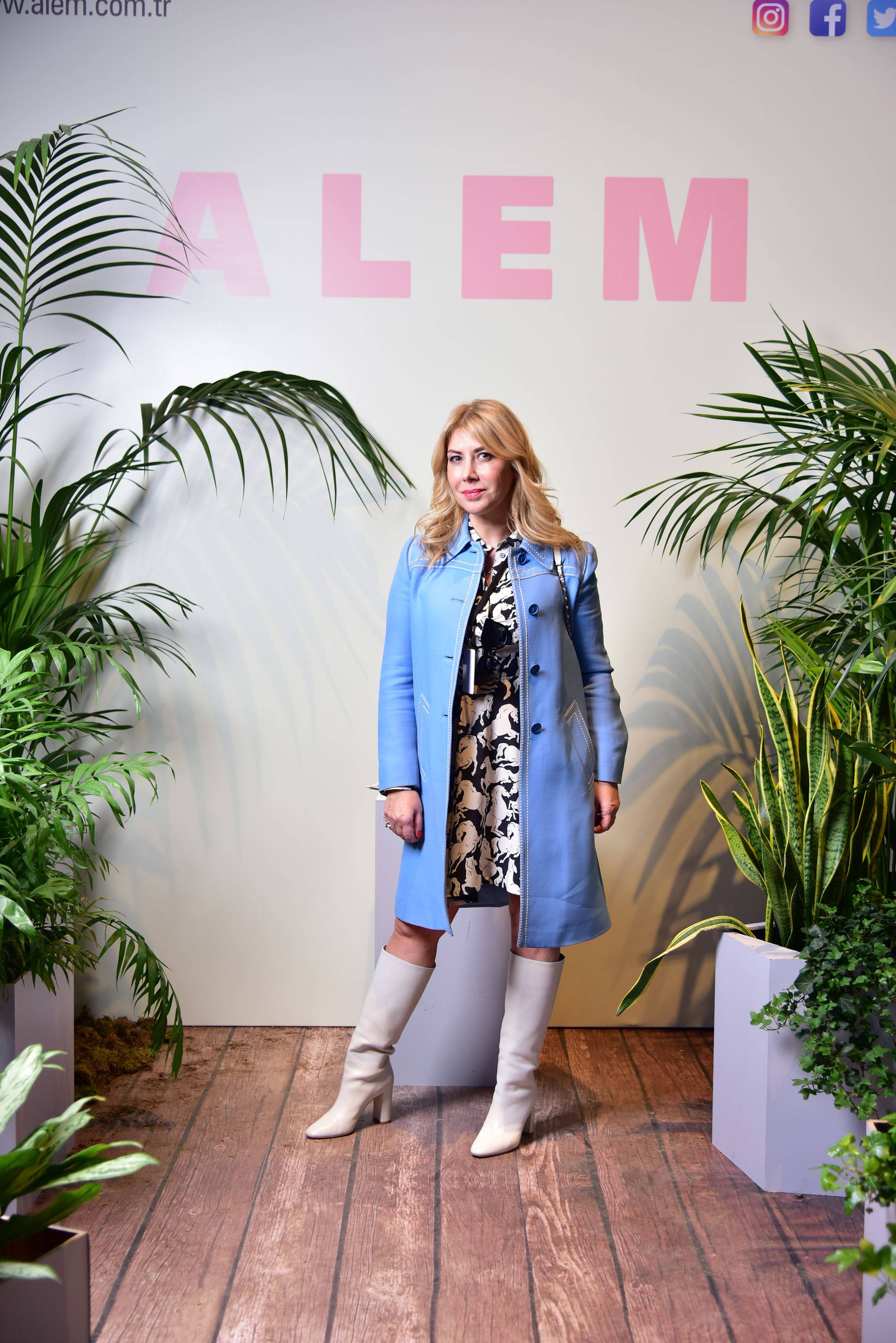 DEFİLE İZLEMEYE GELDİLER