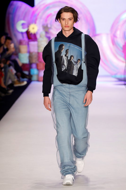 ASİ KIZLAR PODYUMDA