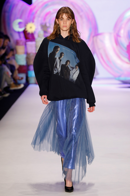 ASİ KIZLAR PODYUMDA