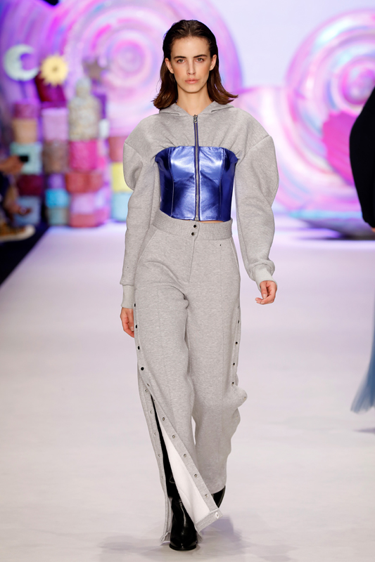 ASİ KIZLAR PODYUMDA