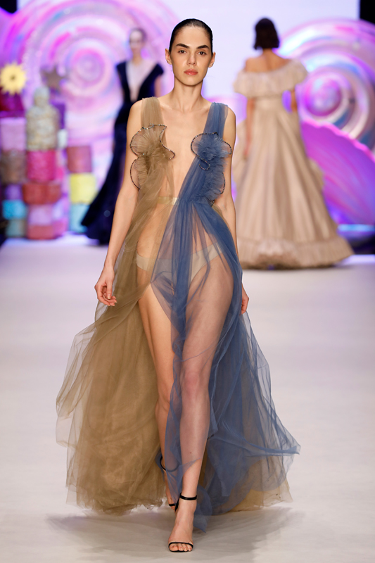 ASİ KIZLAR PODYUMDA