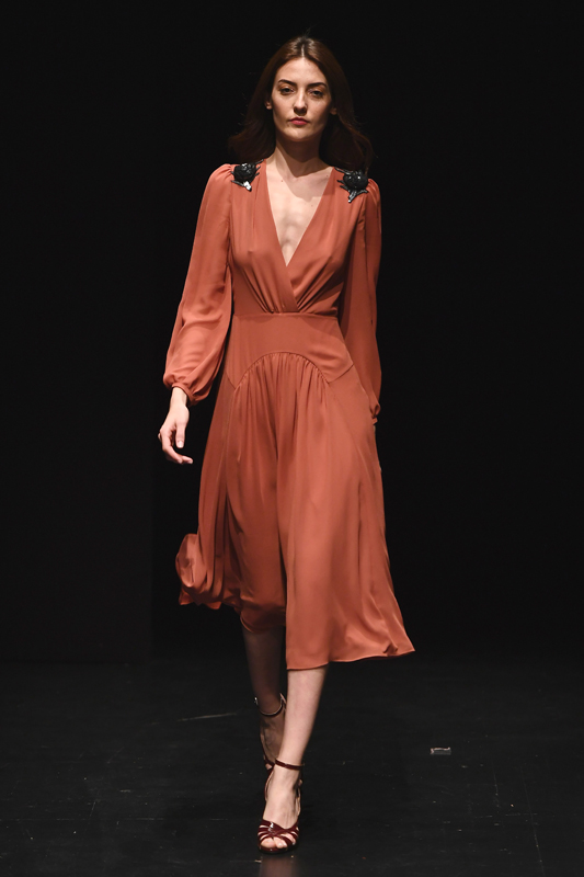 CESARETİNİ FEMİNENLİKTEN ALIYOR