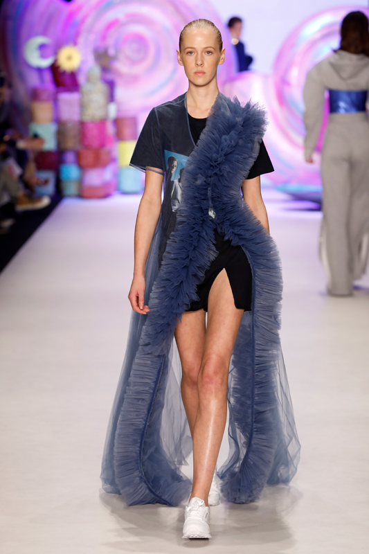 ASİ KIZLAR PODYUMDA