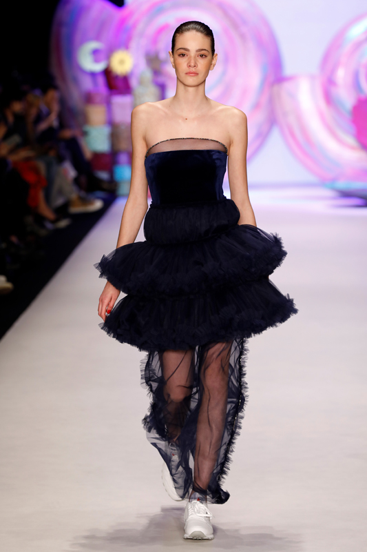 ASİ KIZLAR PODYUMDA