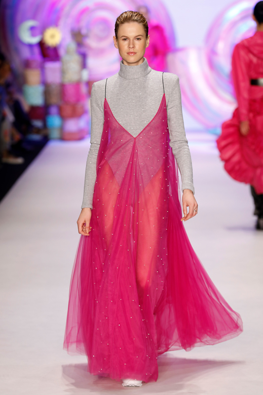 ASİ KIZLAR PODYUMDA