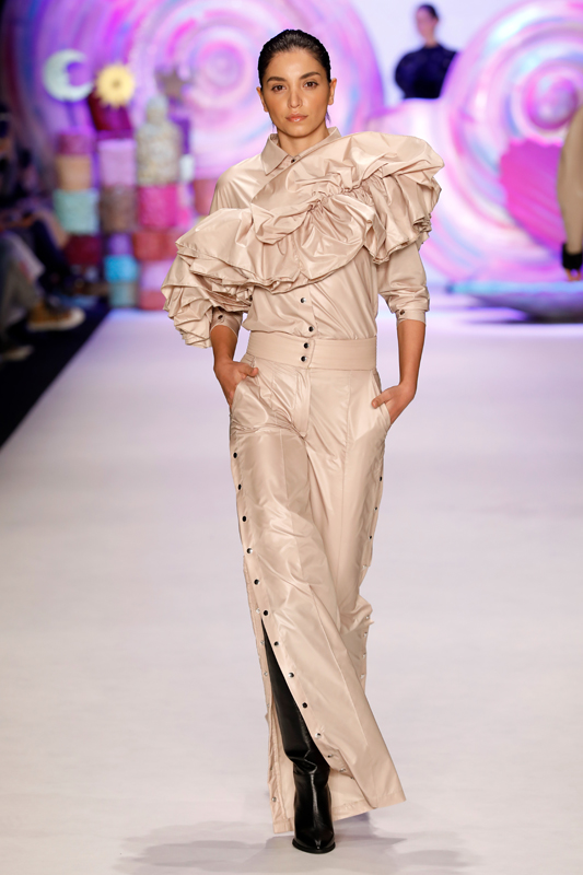 ASİ KIZLAR PODYUMDA