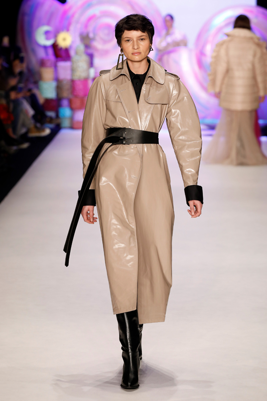 ASİ KIZLAR PODYUMDA