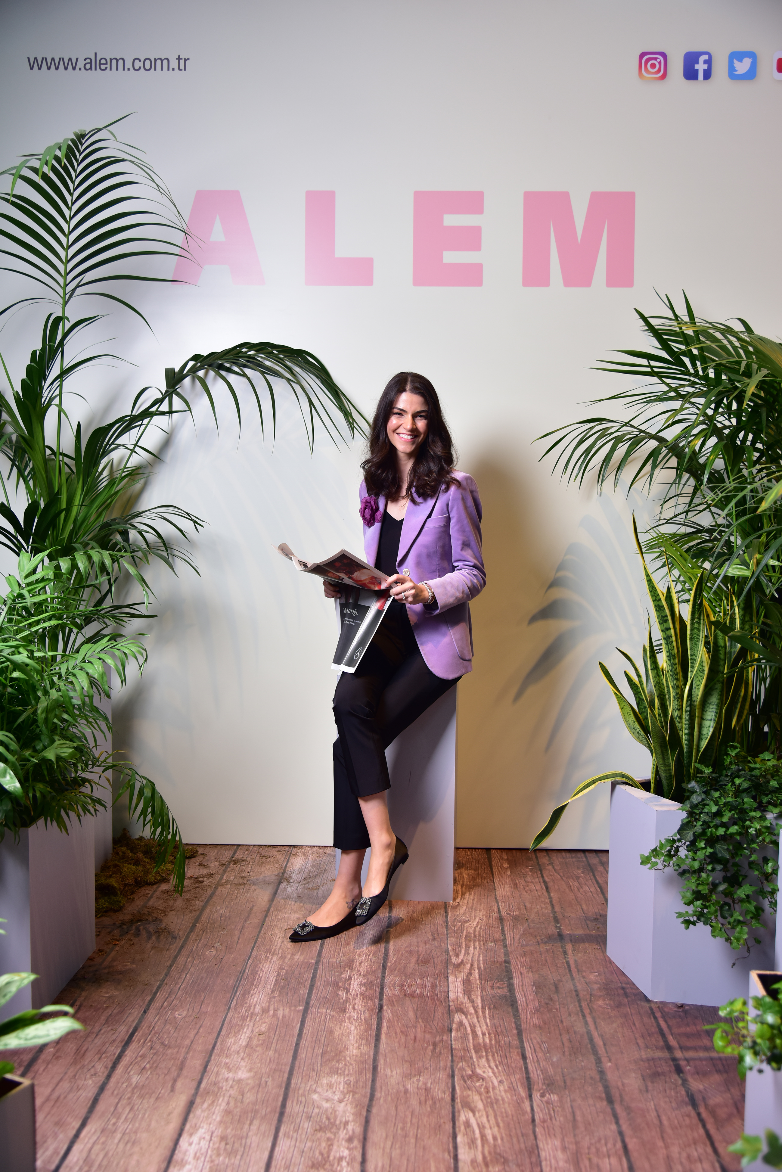 DEFİLE İZLEMEYE GELDİLER