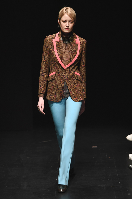 CESARETİNİ FEMİNENLİKTEN ALIYOR