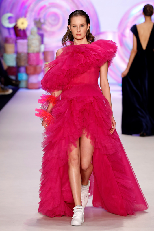 ASİ KIZLAR PODYUMDA