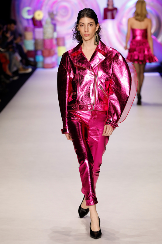 ASİ KIZLAR PODYUMDA