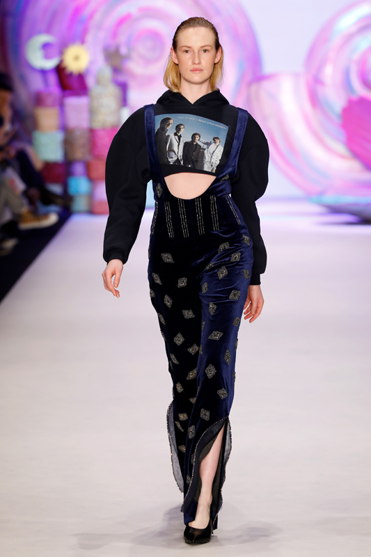 ASİ KIZLAR PODYUMDA