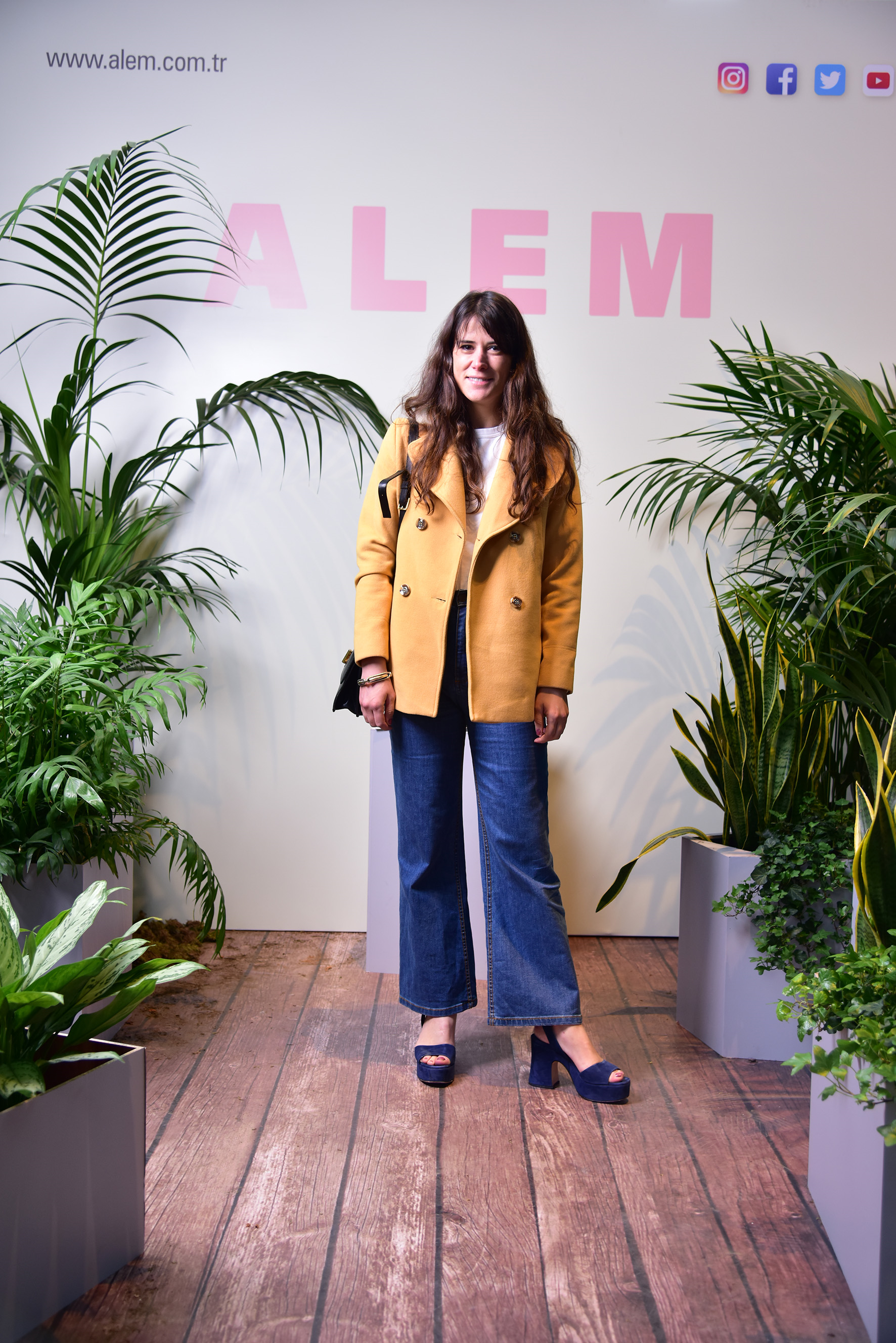 DEFİLE İZLEMEYE GELDİLER