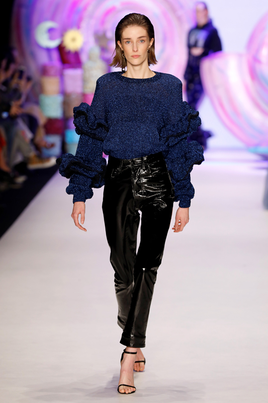 ASİ KIZLAR PODYUMDA