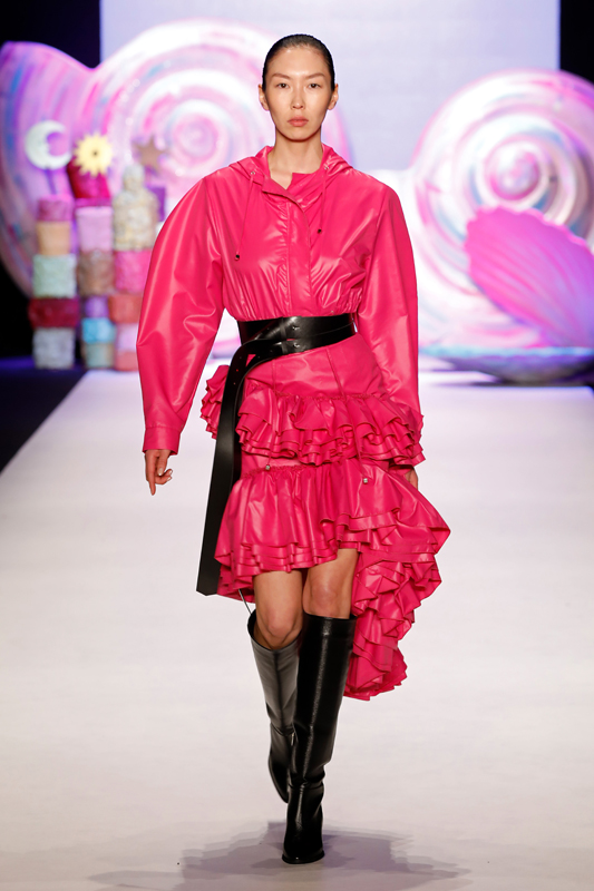 ASİ KIZLAR PODYUMDA