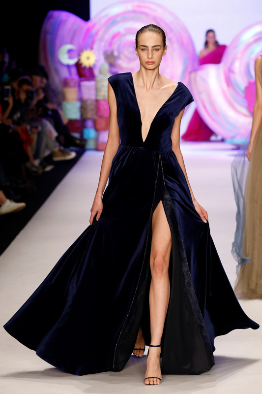 ASİ KIZLAR PODYUMDA