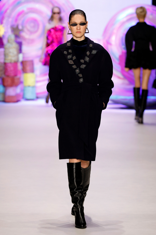 ASİ KIZLAR PODYUMDA