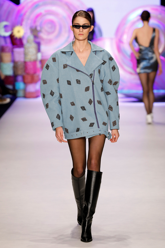 ASİ KIZLAR PODYUMDA