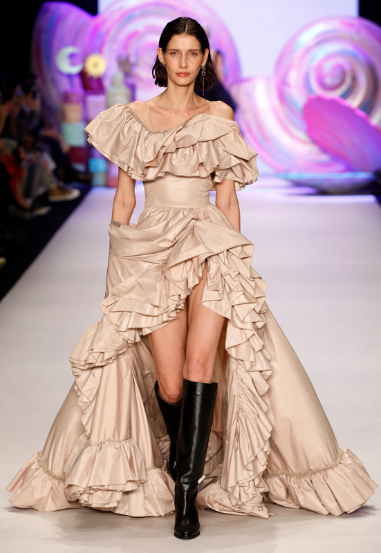 ASİ KIZLAR PODYUMDA