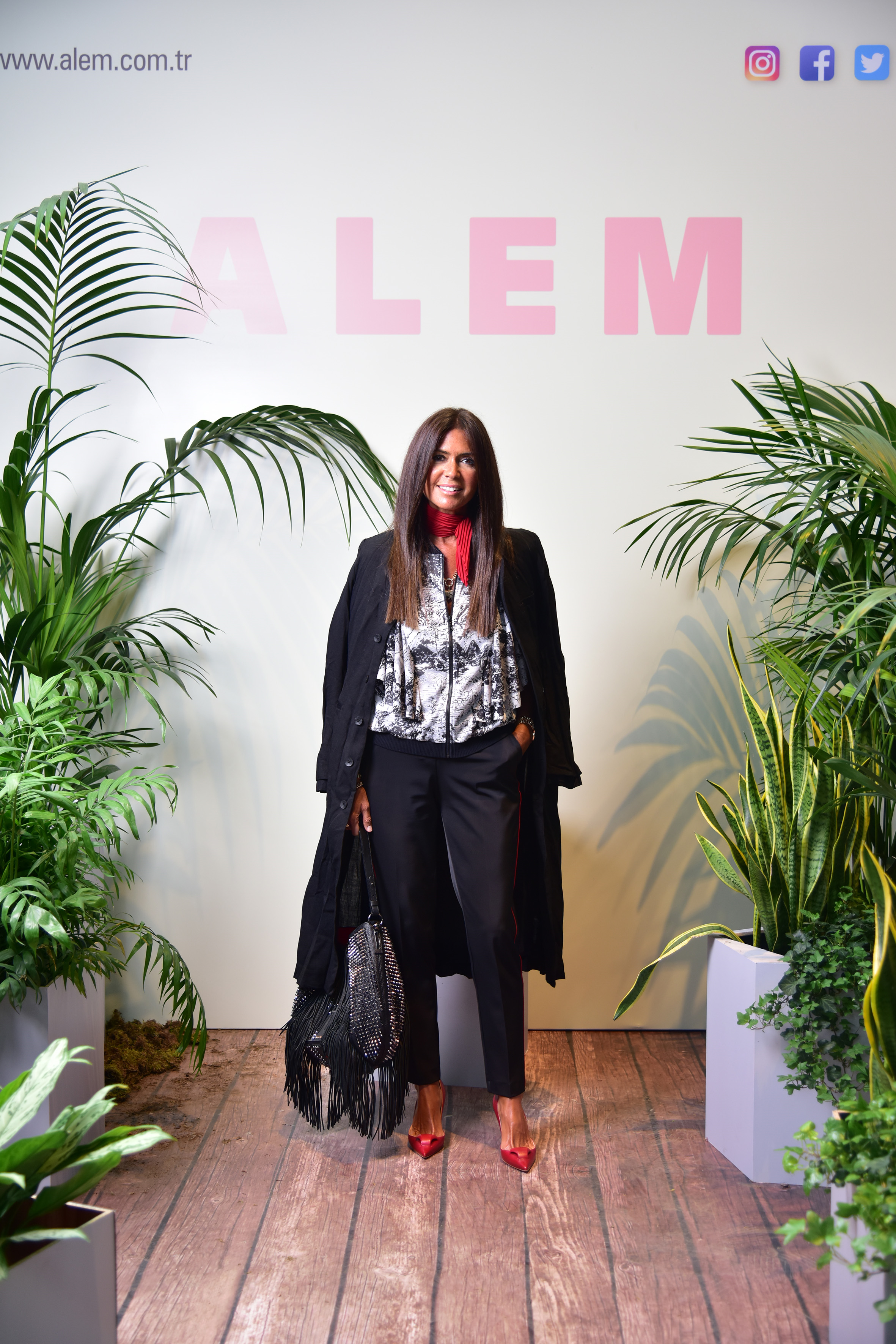 DEFİLE İZLEMEYE GELDİLER