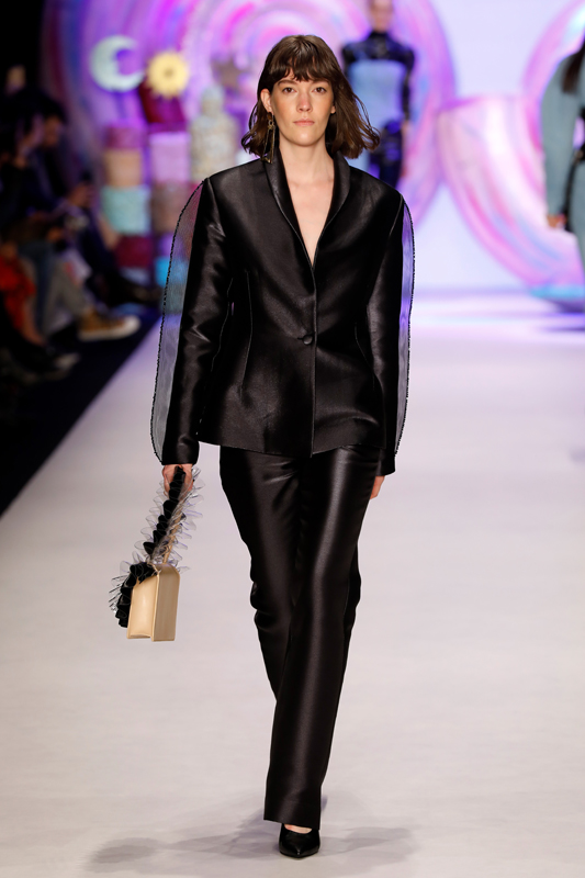 ASİ KIZLAR PODYUMDA