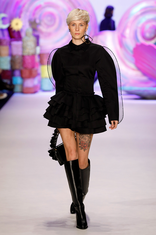 ASİ KIZLAR PODYUMDA