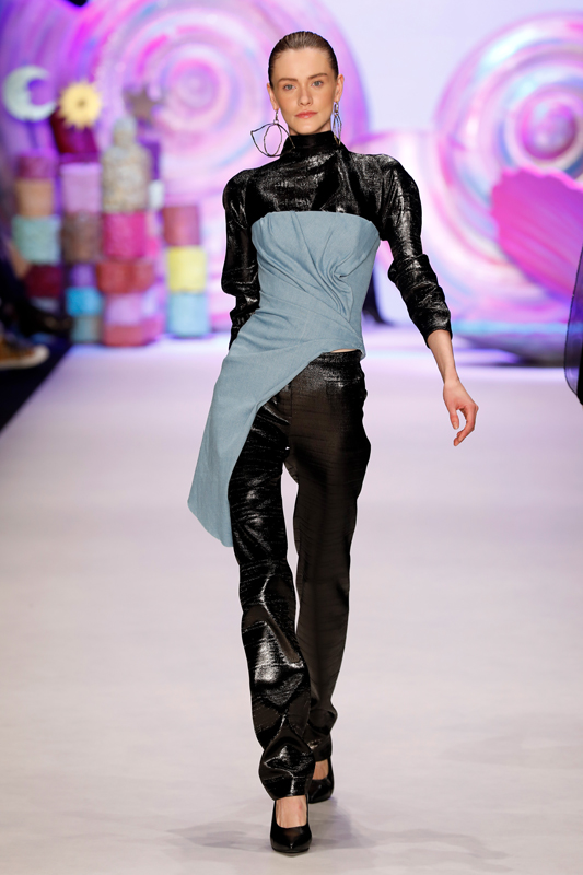 ASİ KIZLAR PODYUMDA