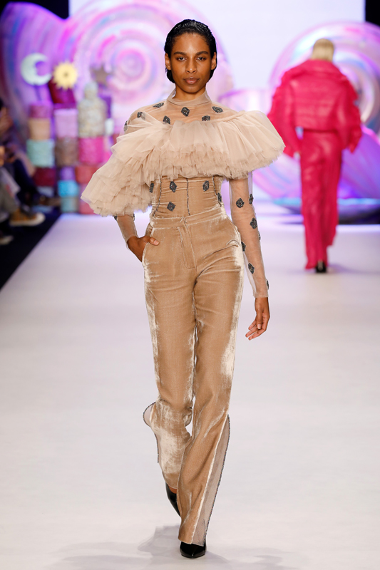 ASİ KIZLAR PODYUMDA