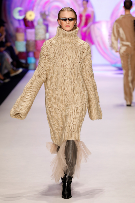 ASİ KIZLAR PODYUMDA