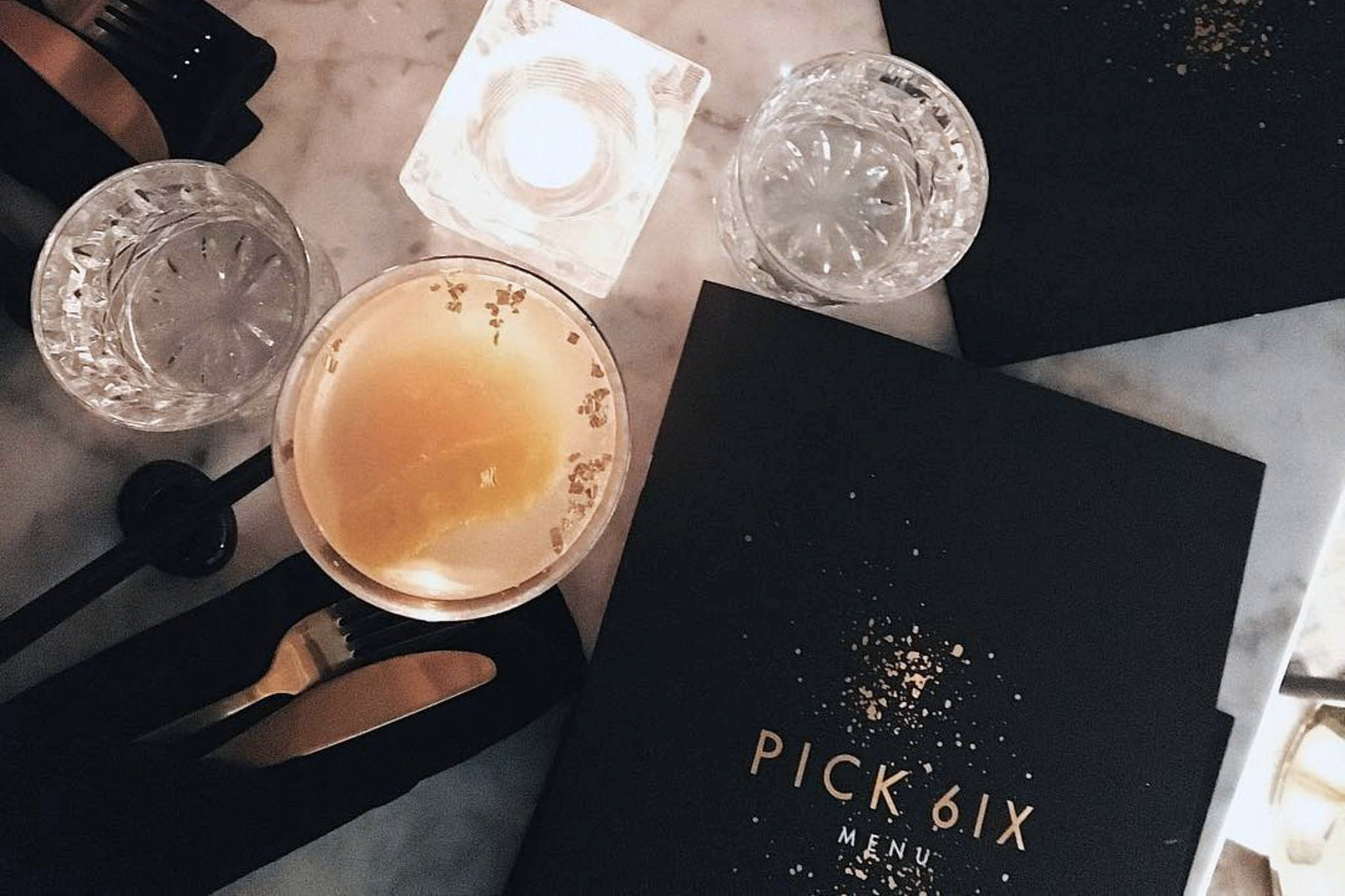 DRAKE, TORONTODA RESTORAN AÇTI