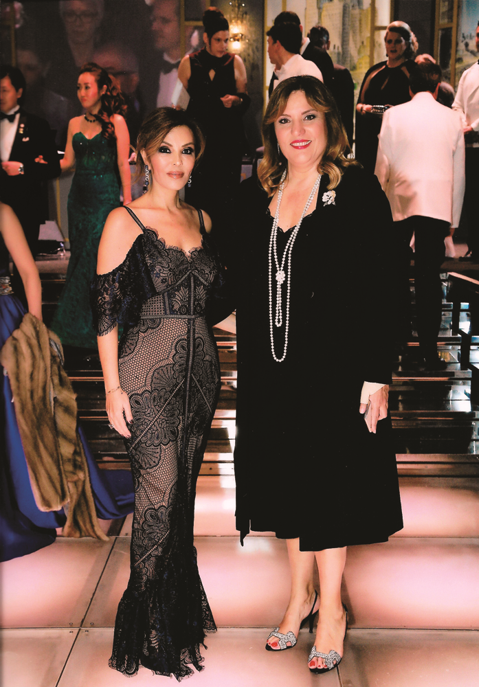 GÜL BALOSUNDA ROMANTİK ANLAR