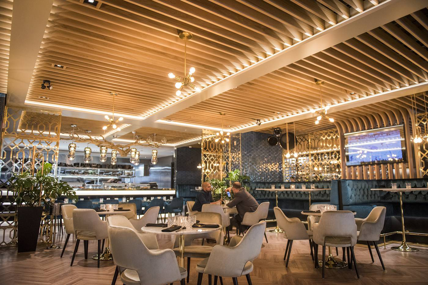 DRAKE, TORONTODA RESTORAN AÇTI