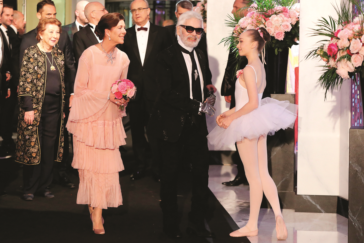 GÜL BALOSUNDA ROMANTİK ANLAR