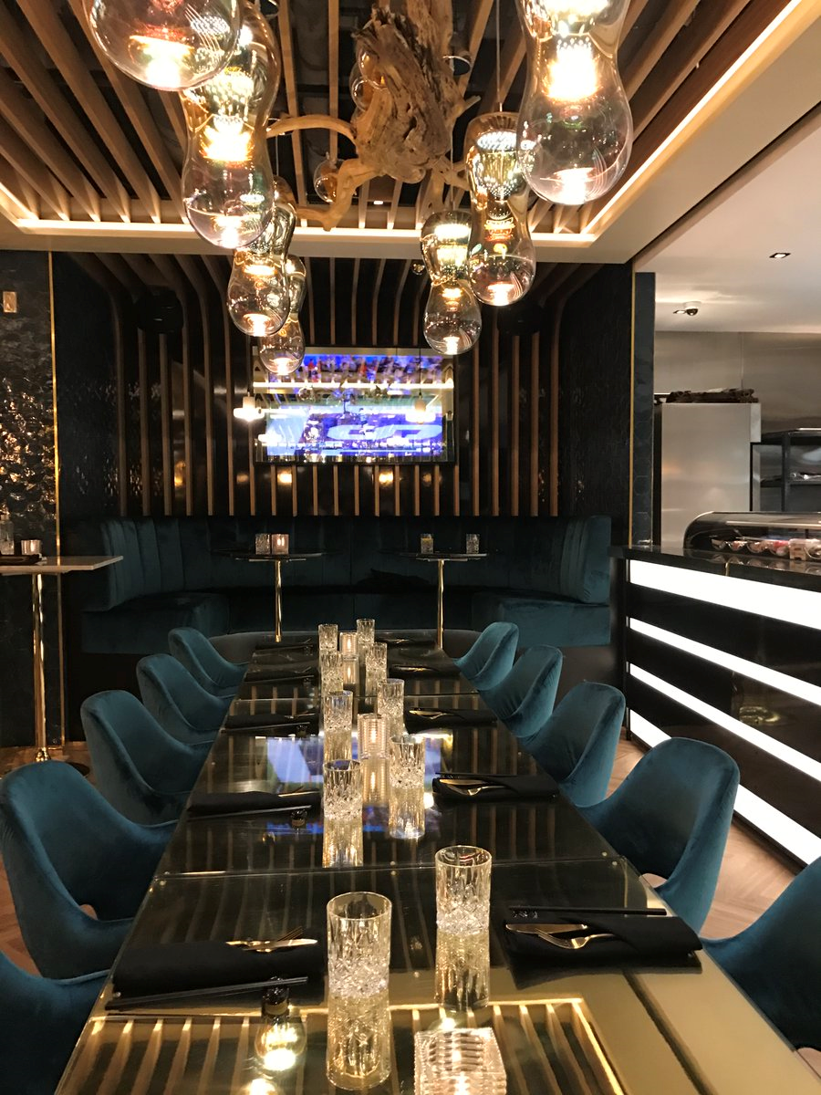 DRAKE, TORONTODA RESTORAN AÇTI